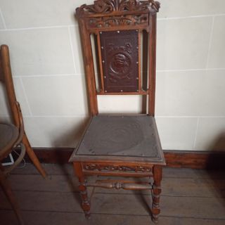 Cuatro sillas antiguas