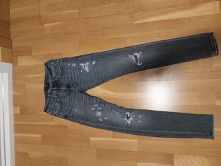 Vaqueros rotos gris