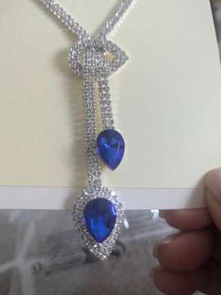 Set collana e orecchini blu e argento nuovo cartel