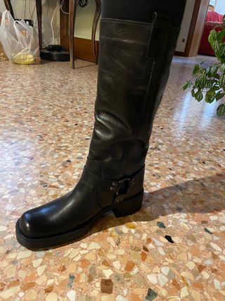 Stivale con fibbia laterale