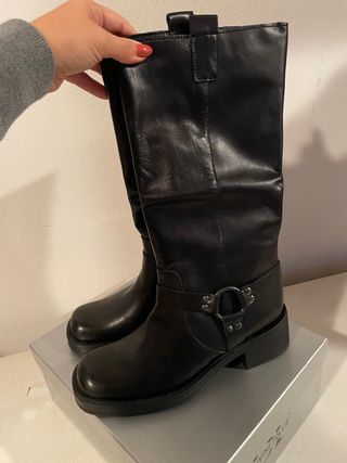 Stivale con fibbia laterale