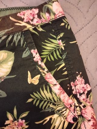 Pantalón corto tipo bañador de flores