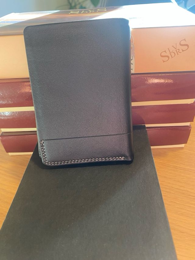 NUEVA. Cartera y billetera de piel de Ubrique