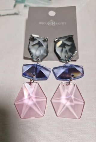 Pendientes brillantes.