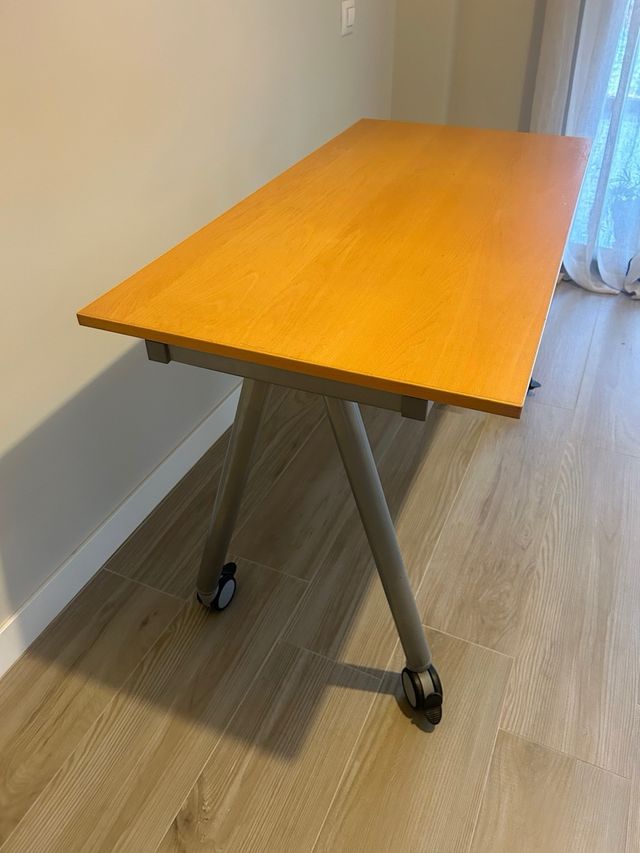 Mesa escritorio con ruedas