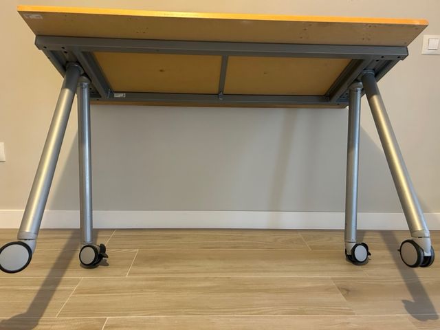 Mesa escritorio con ruedas