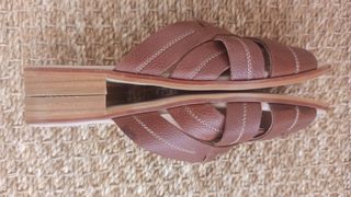 Sandalias de piel s/ estrenar.