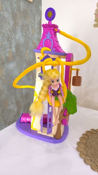 Torre de Rapunzel con muñeca