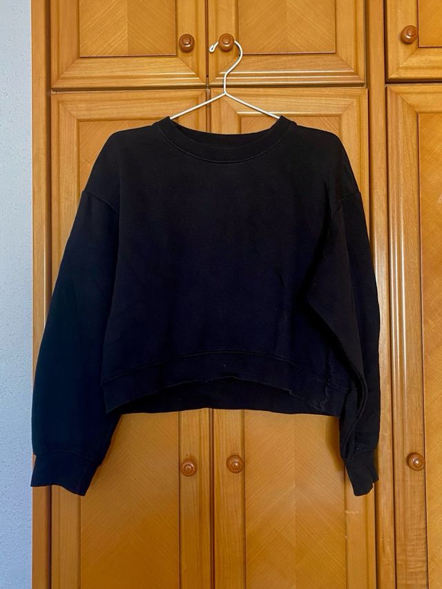 Sudadera negra-crop.