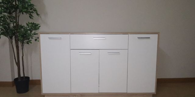 Bilheteira branca e madeira