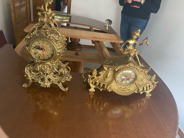 2 figuras de cobre con reloj