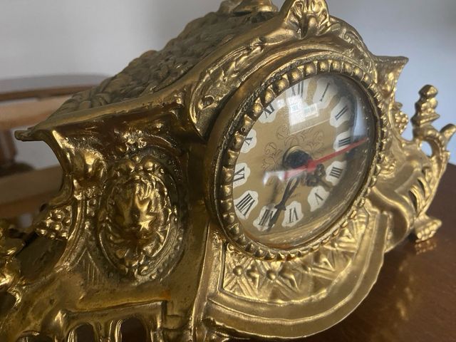 2 figuras de cobre con reloj