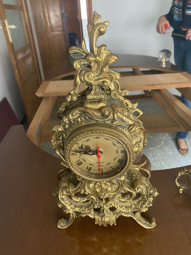 2 figuras de cobre con reloj