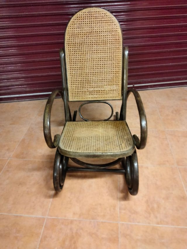 Mecedora tipo Thonet