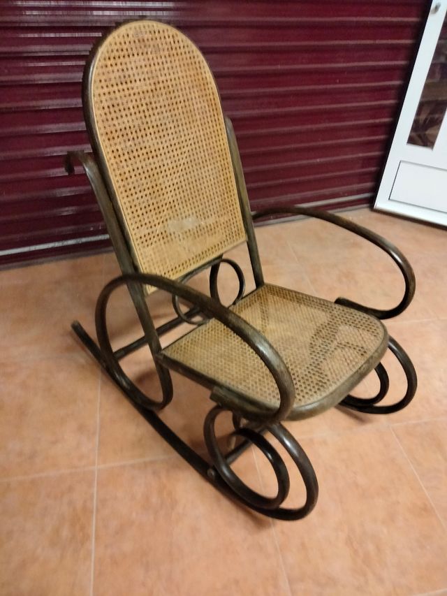 Mecedora tipo Thonet