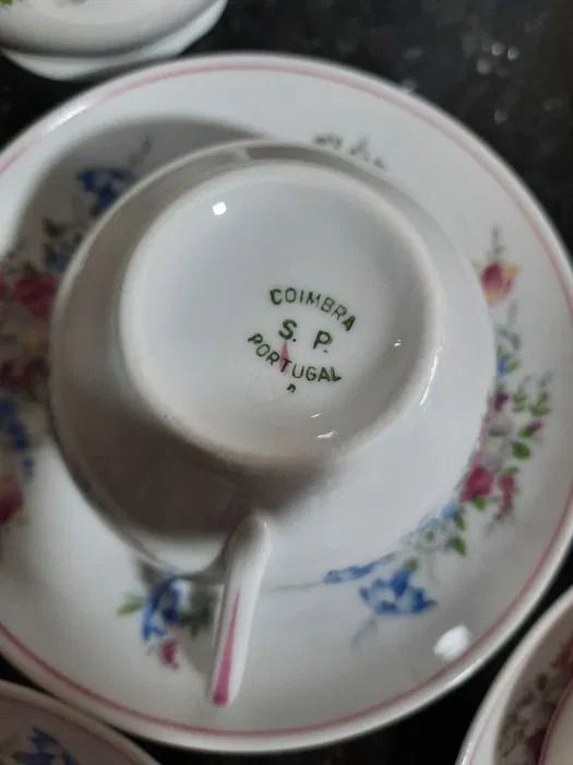 Serviço de chá com bule e açucareiro