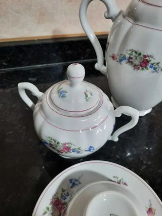 Serviço de chá com bule e açucareiro