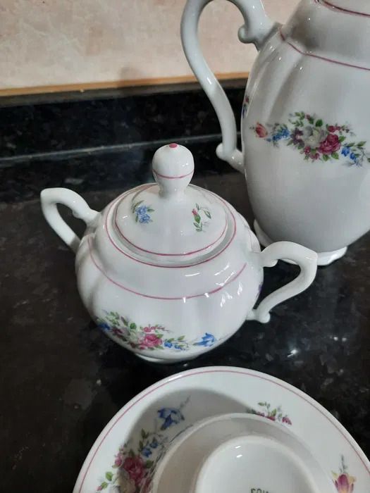 Serviço de chá com bule e açucareiro