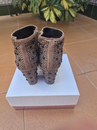 Botines con tachuelas