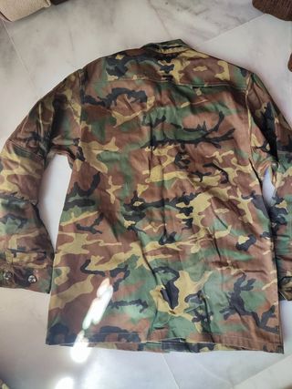 Traje militar boscoso 