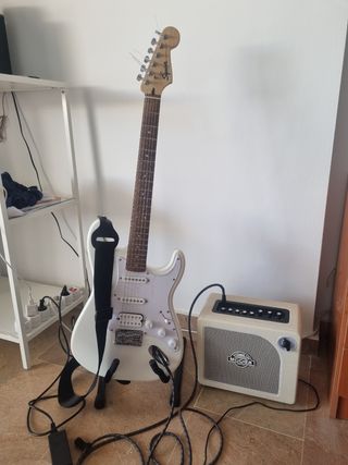 Guitarra squier eléctrica con ampli