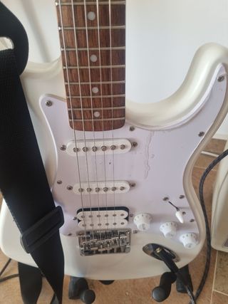 Guitarra squier eléctrica con ampli