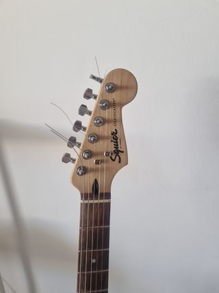 Guitarra squier eléctrica con ampli
