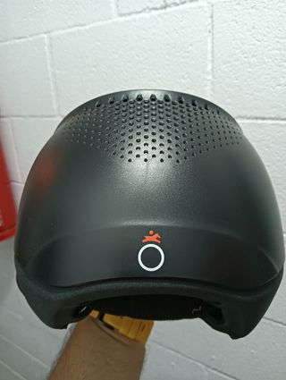 Casco y botas de montar a caballo. 