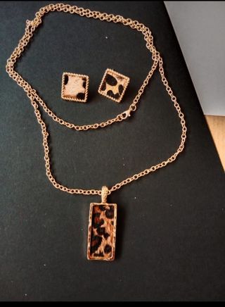 Pendientes y colgante animal print
