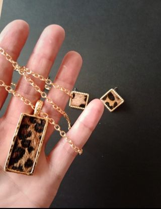 Pendientes y colgante animal print