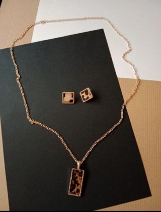 Pendientes y colgante animal print