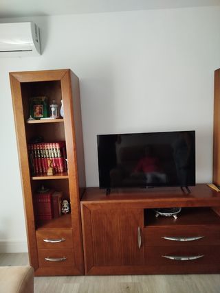 Mueble de tele y estantería de madera