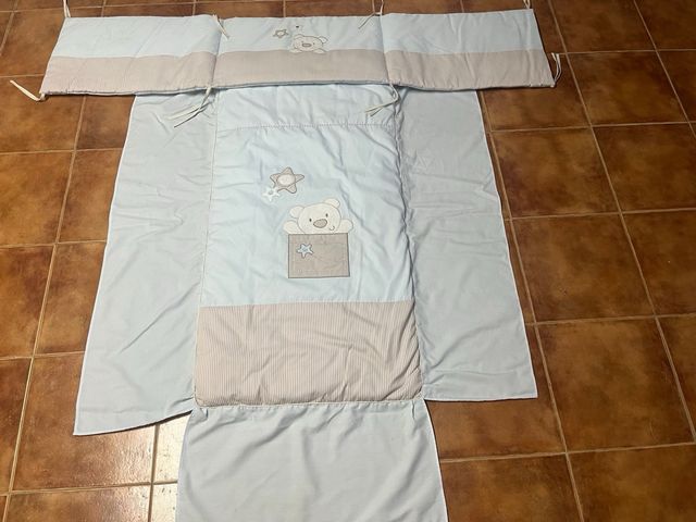 Colcha cuna y chichonera.