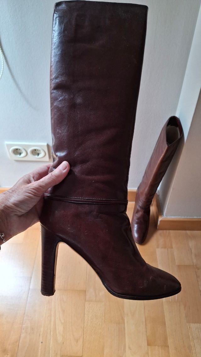 Botas de cuero con tacón que son tendencia.
