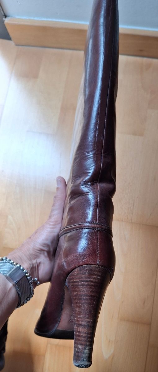 Botas de cuero con tacón que son tendencia.
