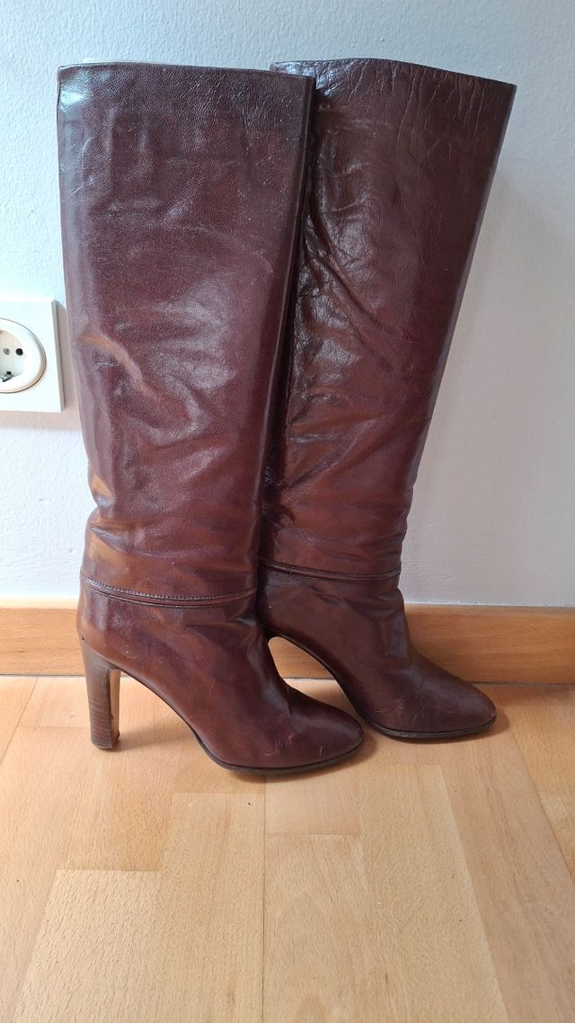 Botas de cuero con tacón que son tendencia.
