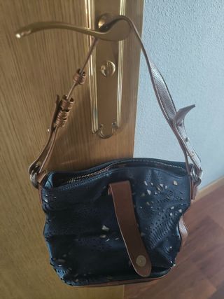 Bolso Desigual con filigrana.