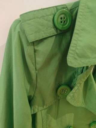 Gabardina corta verde de zara