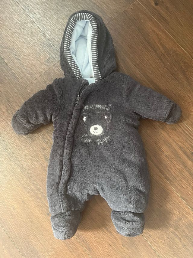 Mono de invierno bebe.