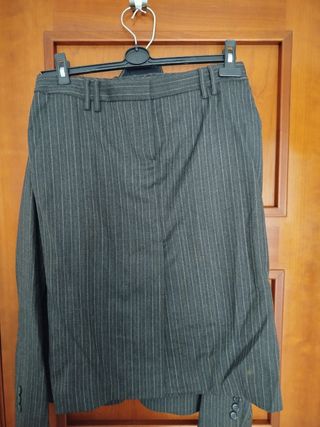 Traje de mujer a rallas gris