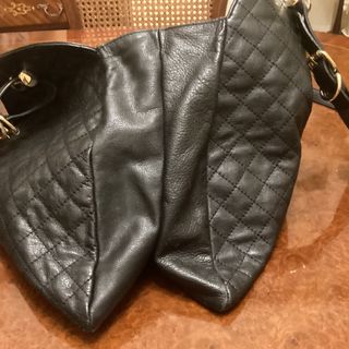 Bolso negro de piel Uterqüe. Gran calidad.