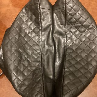 Bolso negro de piel Uterqüe. Gran calidad.