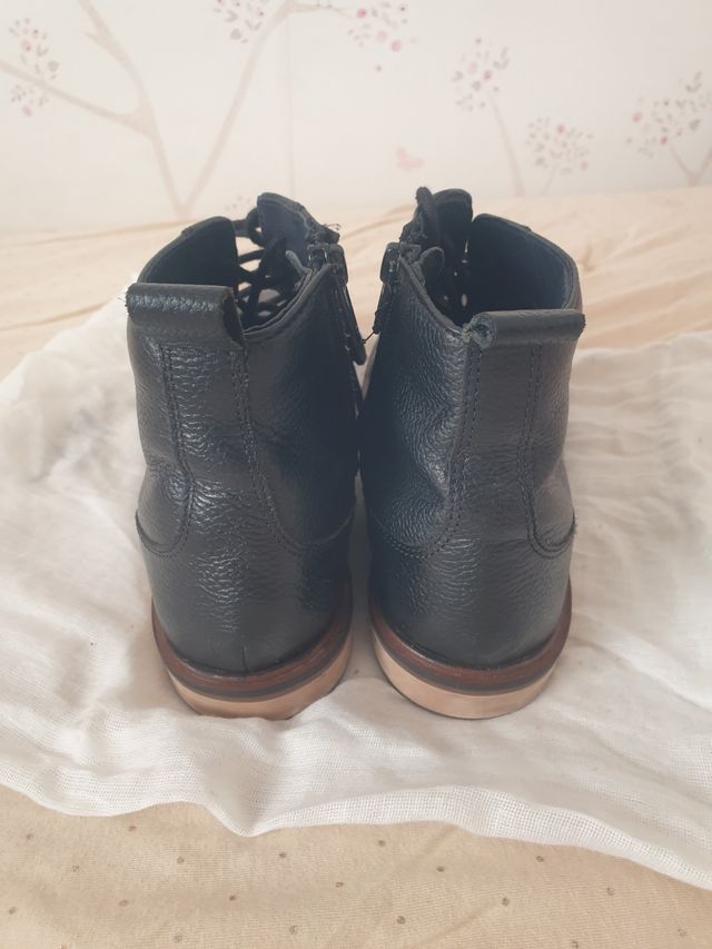 Botin negro para niño piel Zara