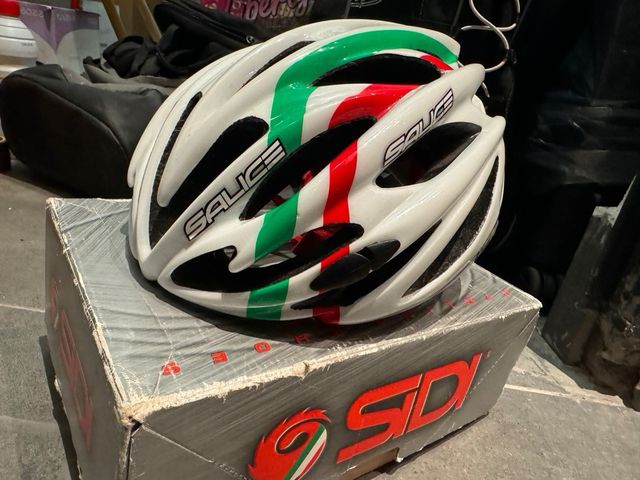 Casco salice regolabile con imbottitura