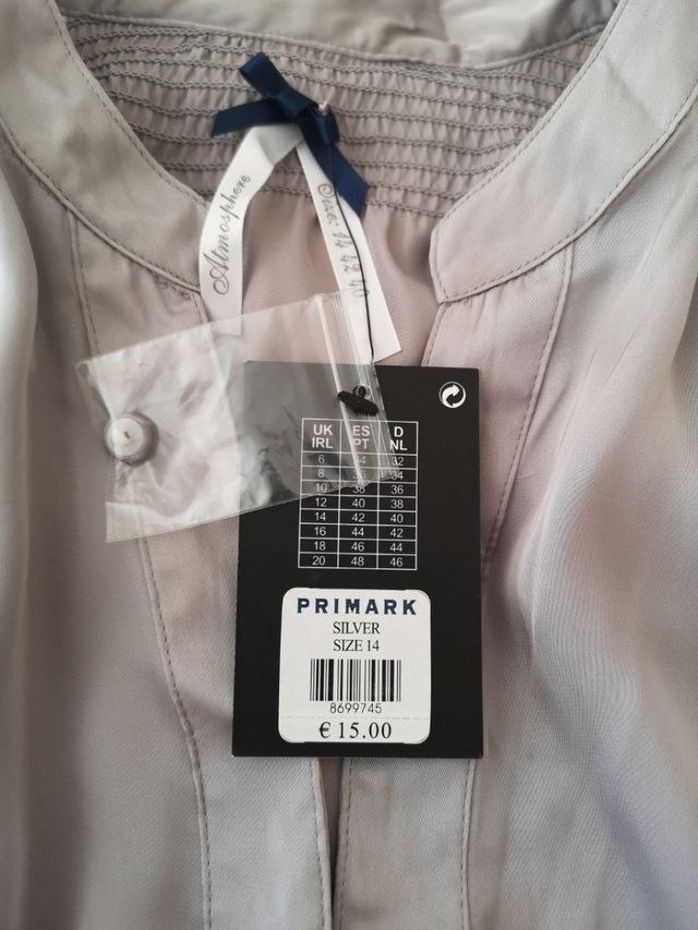 Blusa satinada con etiquetas