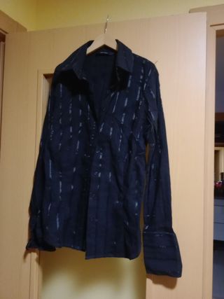 Camisa negra  Zara con raya también en negro.
