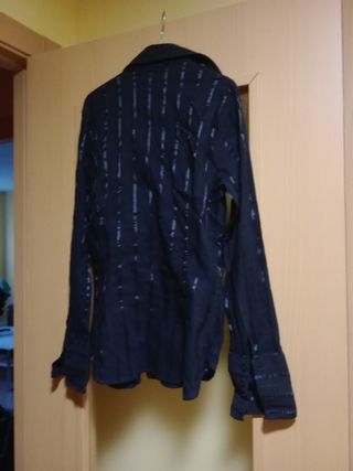 Camisa negra  Zara con raya también en negro.