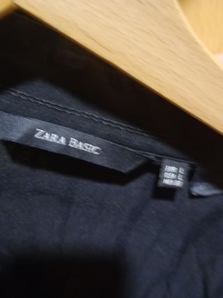 Camisa negra  Zara con raya también en negro.