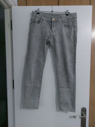 Pantalón vaquero gris