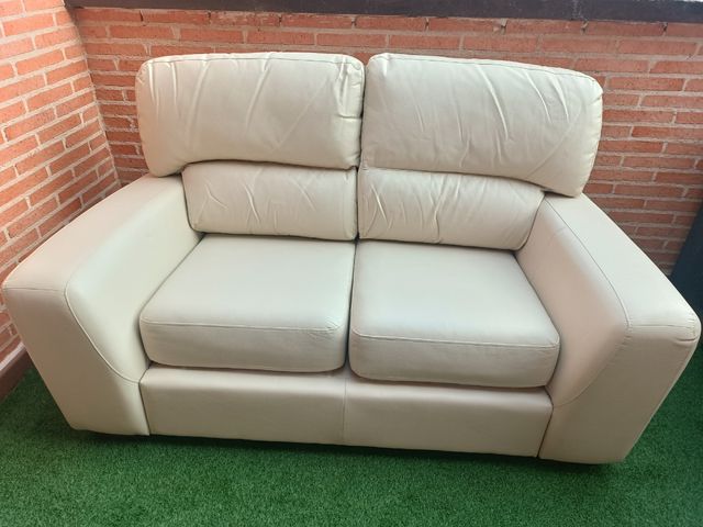 Sofá polipiel de color crema